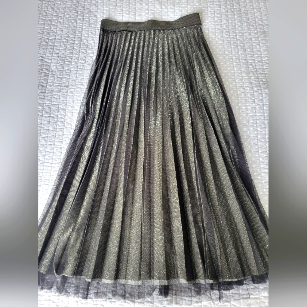 Like New. H&M Shimmer Pleated Maxi Slkirt. Size S. Stunning!